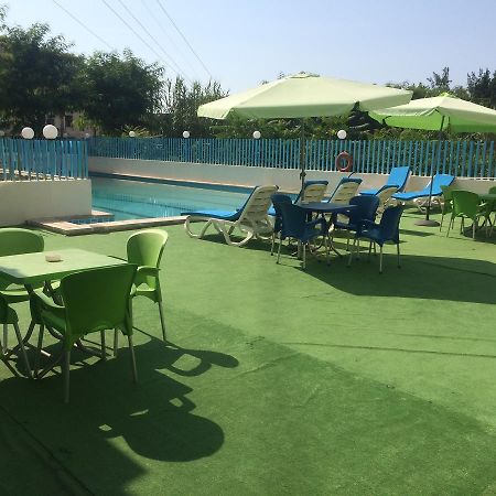 Queens Land Hotel Джуния Экстерьер фото