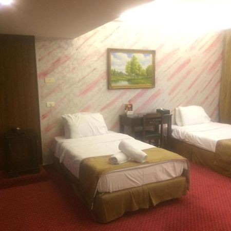 Queens Land Hotel Джуния Экстерьер фото