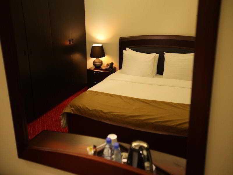 Queens Land Hotel Джуния Экстерьер фото