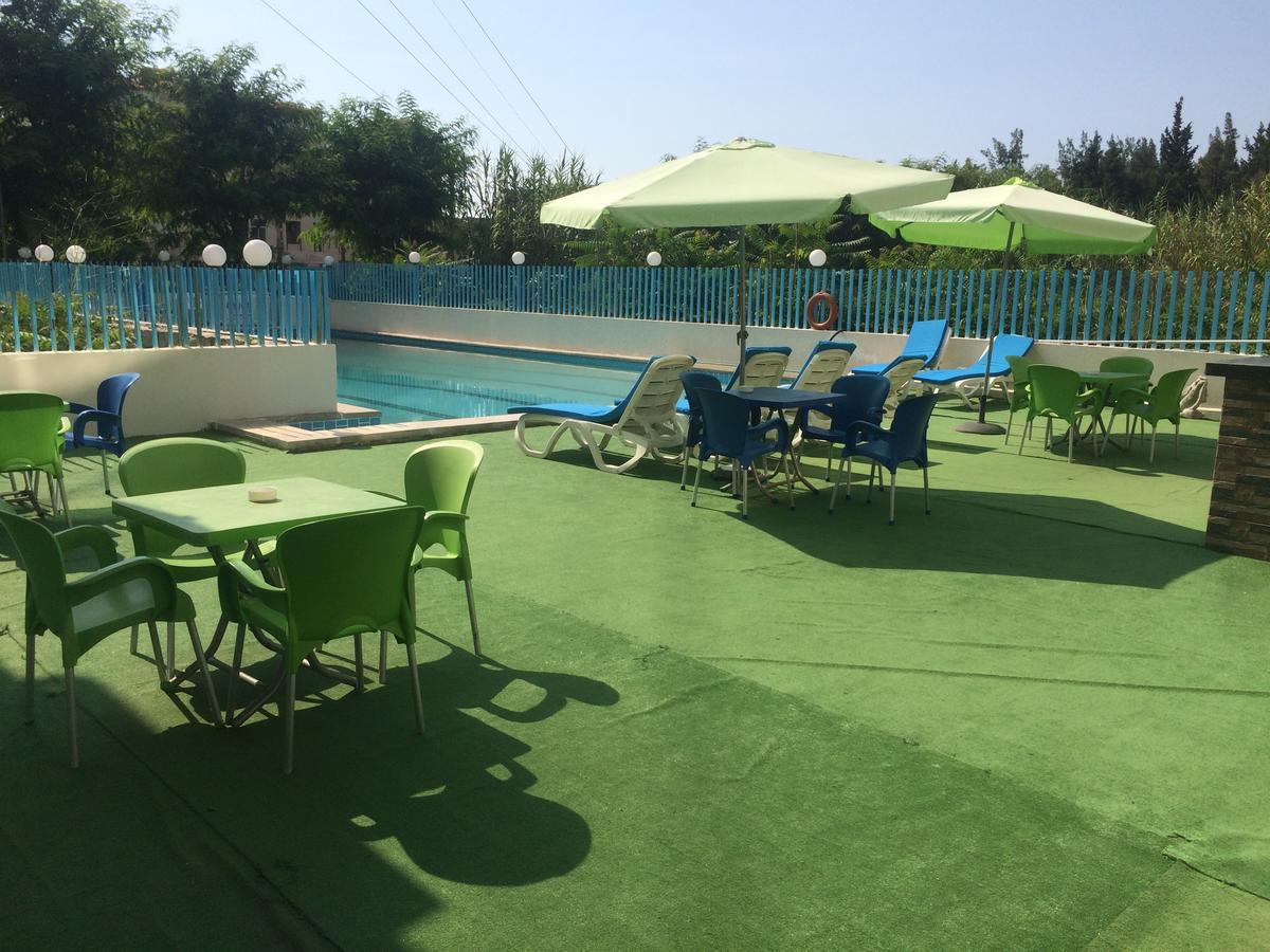 Queens Land Hotel Джуния Экстерьер фото