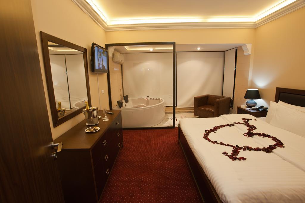 Queens Land Hotel Джуния Экстерьер фото