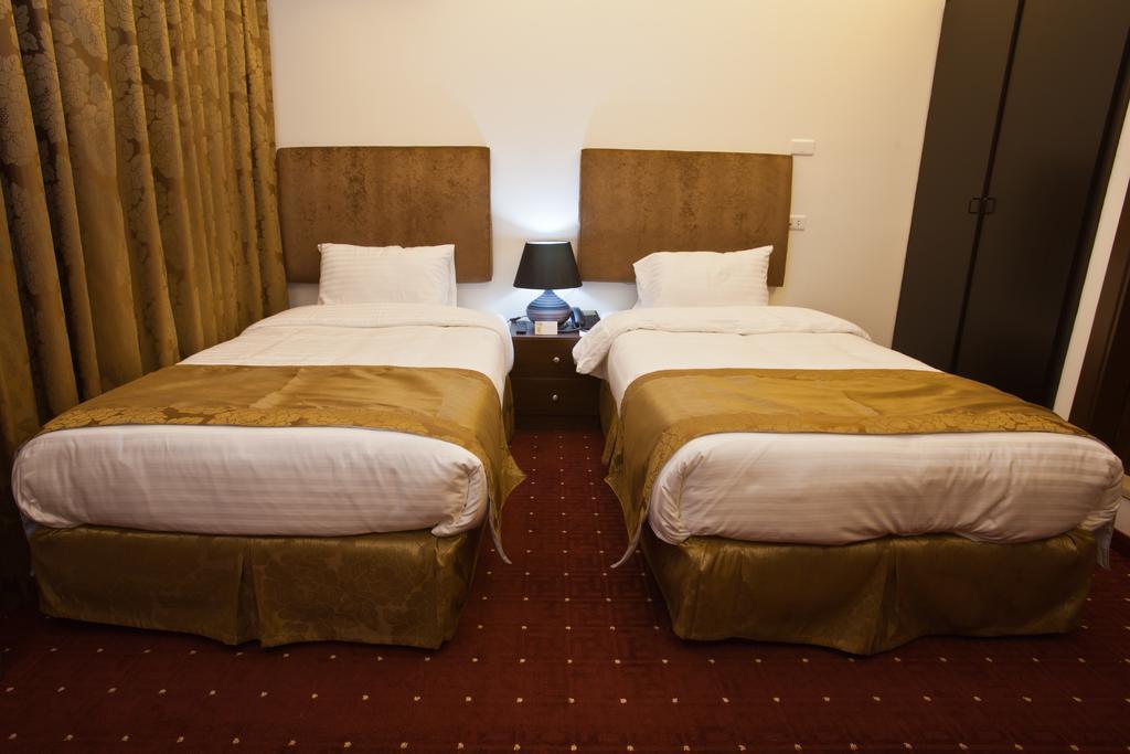 Queens Land Hotel Джуния Экстерьер фото