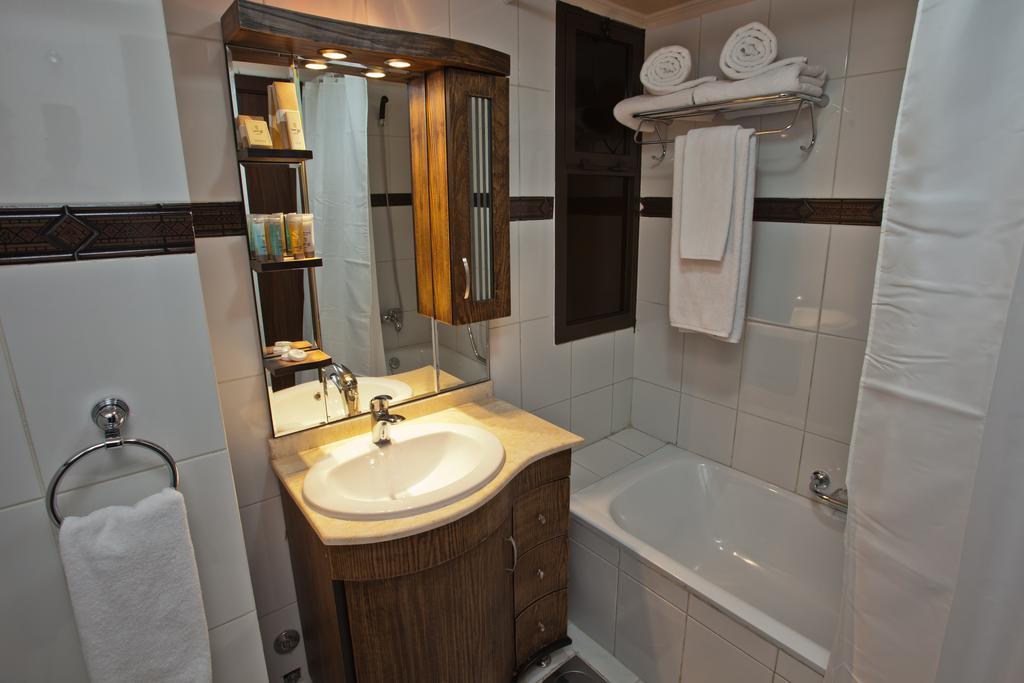 Queens Land Hotel Джуния Экстерьер фото