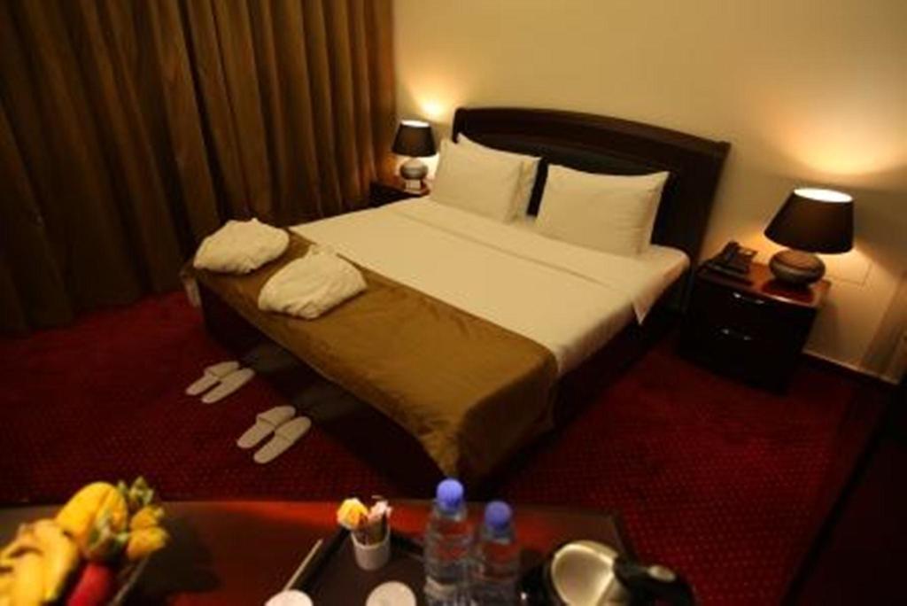 Queens Land Hotel Джуния Экстерьер фото