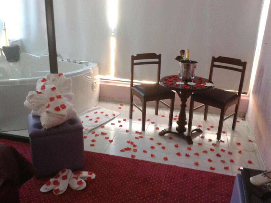 Queens Land Hotel Джуния Экстерьер фото