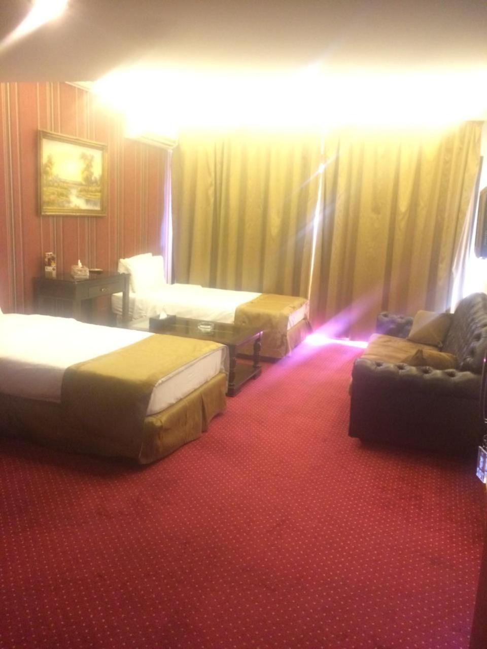 Queens Land Hotel Джуния Экстерьер фото