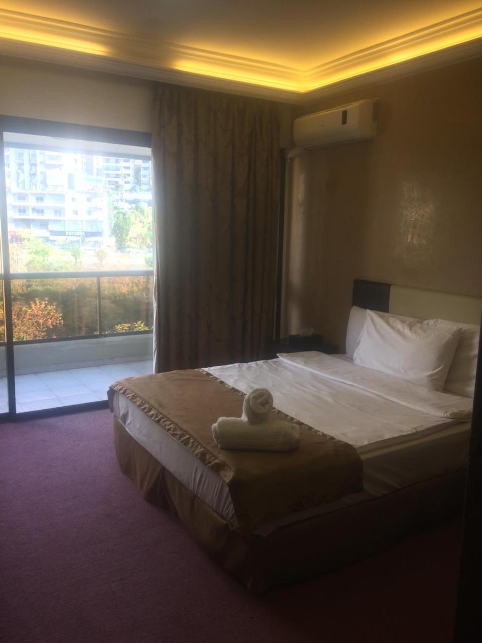 Queens Land Hotel Джуния Экстерьер фото