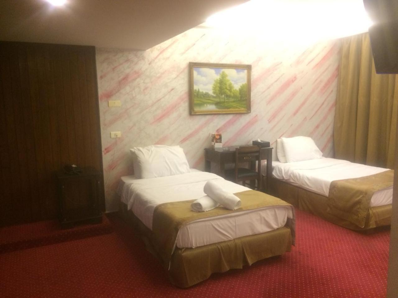 Queens Land Hotel Джуния Экстерьер фото