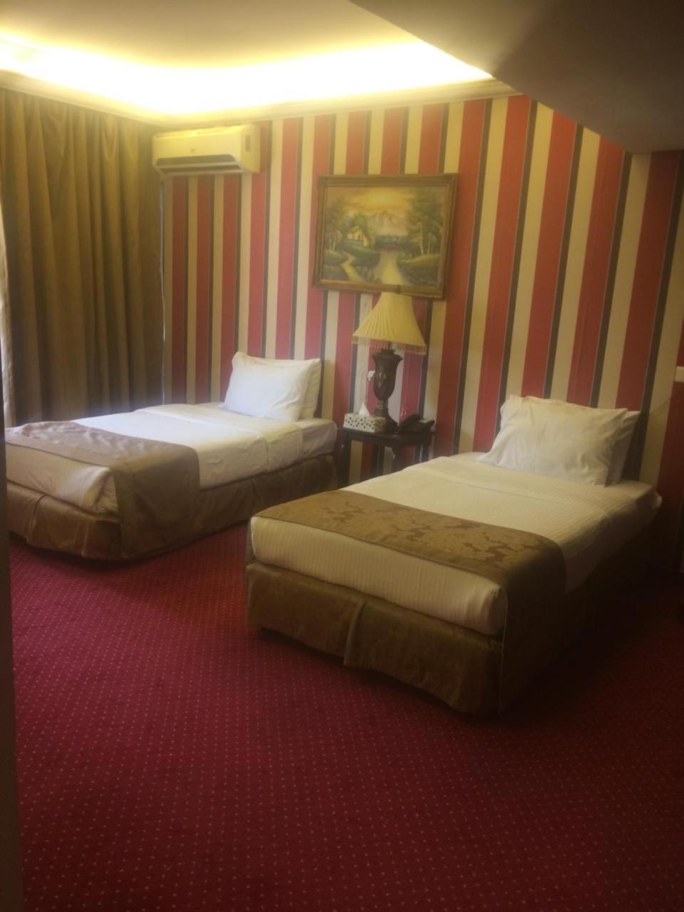 Queens Land Hotel Джуния Экстерьер фото