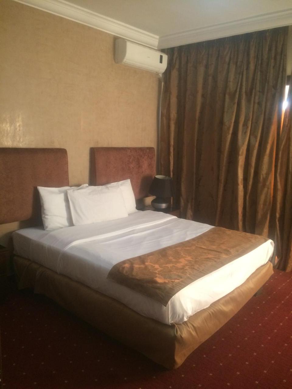 Queens Land Hotel Джуния Экстерьер фото